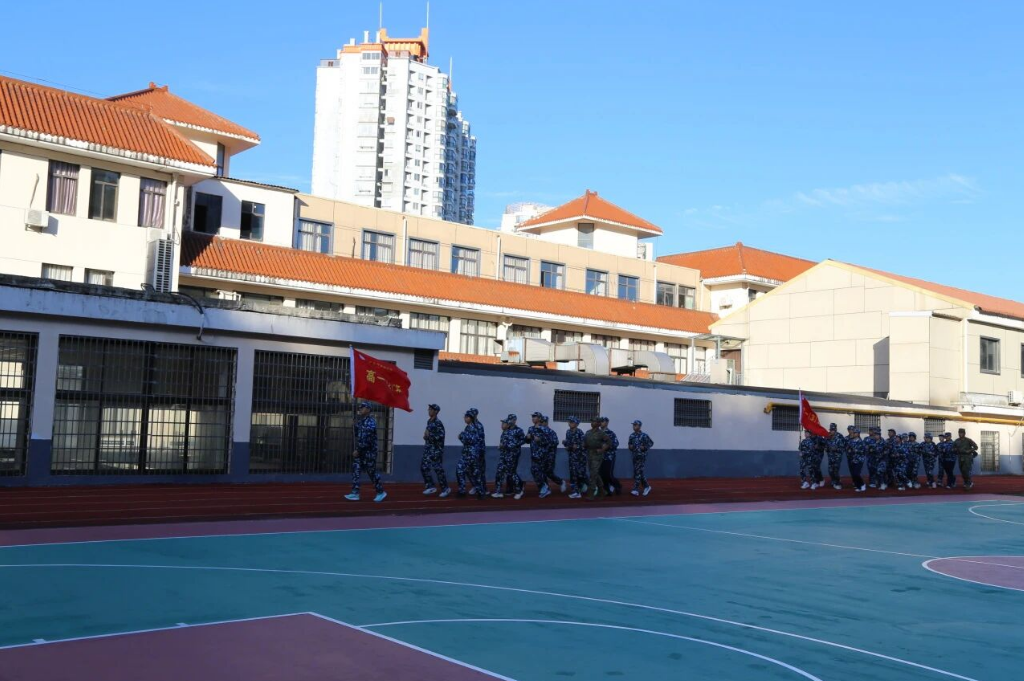 迷彩青春正飞扬   热血铸魂磨意志