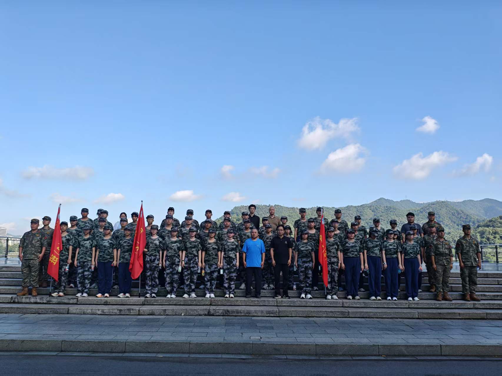 脚步丈量青春路 汗水铸就意志坚